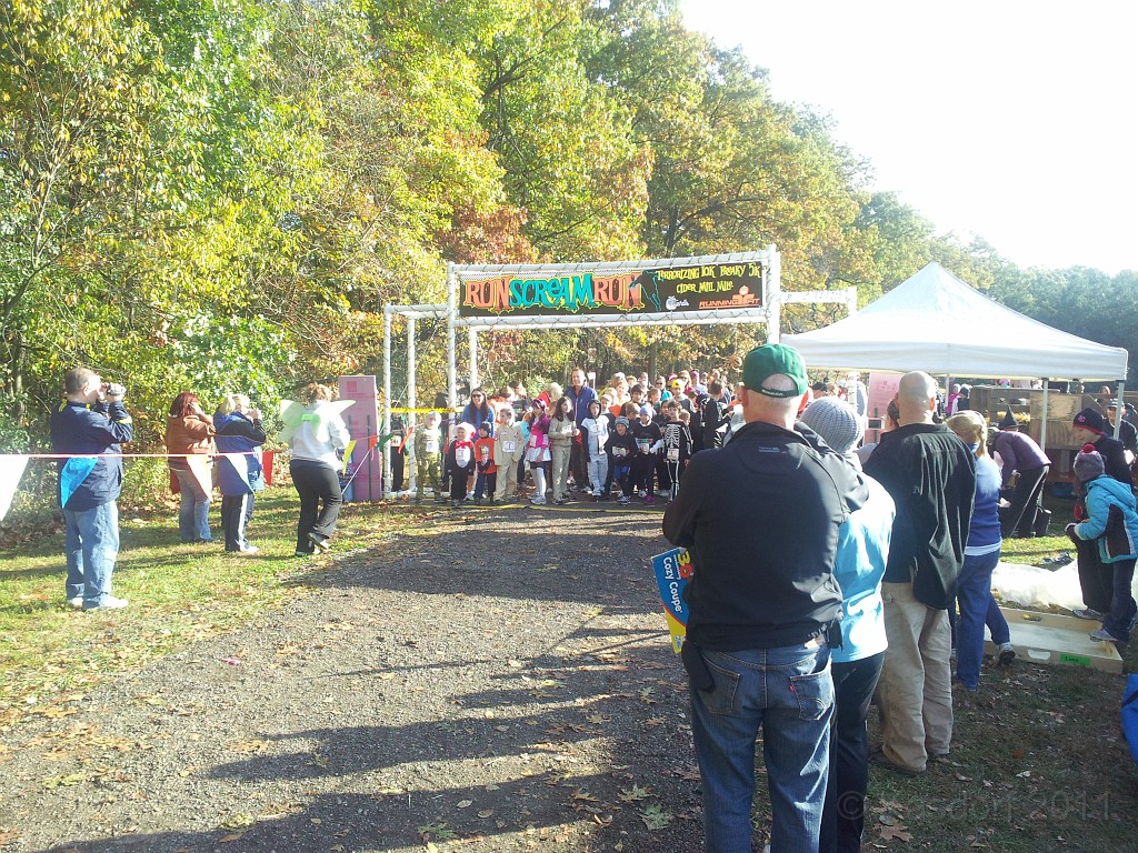 RunScreamRun 2011 060.jpg - The 2011 "RunScreamRun" 10K at Wiard's Orchard in Ypsilanti Michigan.... spooky good run for Halloween.